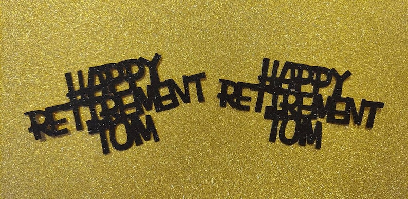 K&ouml;nnte beinhalten: Schwarze Glitzerbuchstaben, die "Happy Retirement Tom" auf einem goldenen Glitzerhintergrund buchstabieren.