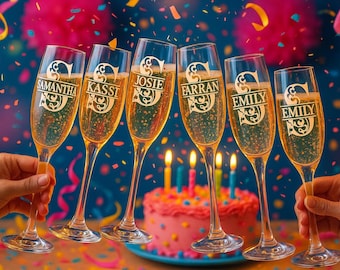 Peut inclure: Six flûtes à champagne en verre transparent remplies de liquide pétillant, chacune gravée d'une grande lettre S décorative et des prénoms Samantha, Kassi, Josie, Farran et Emily. Un gâteau d'anniversaire rose avec des bougies allumées en arrière-plan.