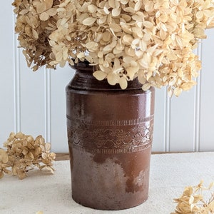 Pot anglais antique ; Pot anglais ; Pot à glaçure brune ; Poterie gravée