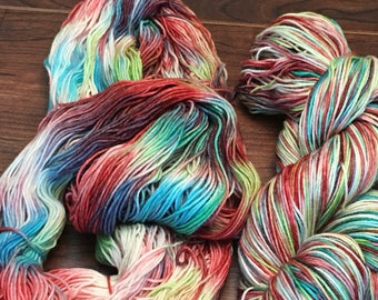 PRIMER LUGAR TWIST - Calcetín de hilado de calcetín teñido a mano - Peso de dedos - Verde Turquesa Rojo - Indie Dyed Yarn
