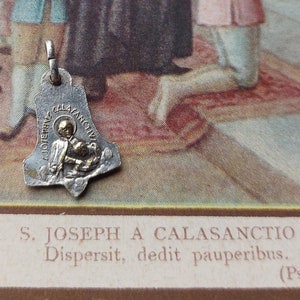 St. Joseph Calasanz-medaille + vintage litho-gebedskaart: klokvormig medaillon met hanger patroonheilige van scholen/cadeau voor leraar, directeur