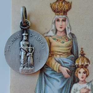 Medalha e cartão de 5/8" de Santa Ana D'Auray: colar com pingente de lembrança do santuário da basílica da Bretanha vintage redondo com padroeira das avós, Canadá