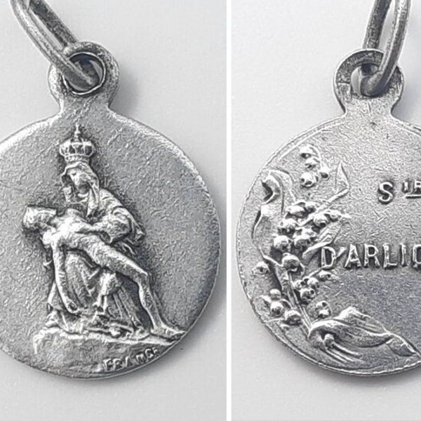 Pieta + Sanctuaire d'Arliquet Medal w Vierge de Pitié Our Lady & Christ Jesus + Lily of the Valley/Muguet/Larmes de la Vierge Marie Flowers