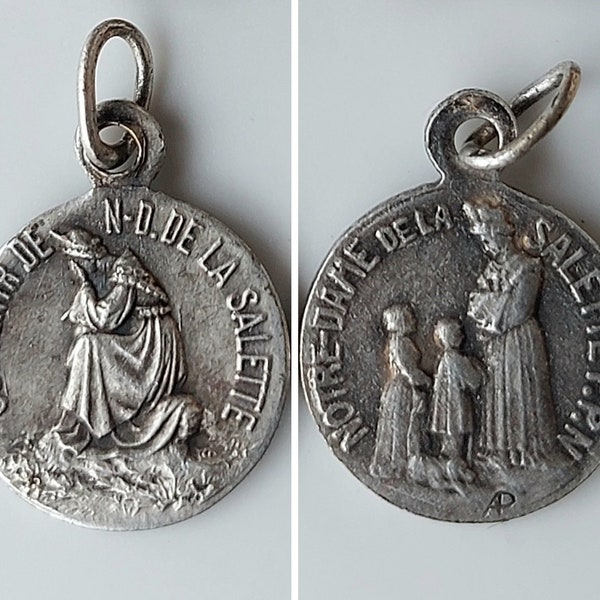 BIJOU ACIER MÉDAILLE de la Vierge de la Salette avec sa prière au dos