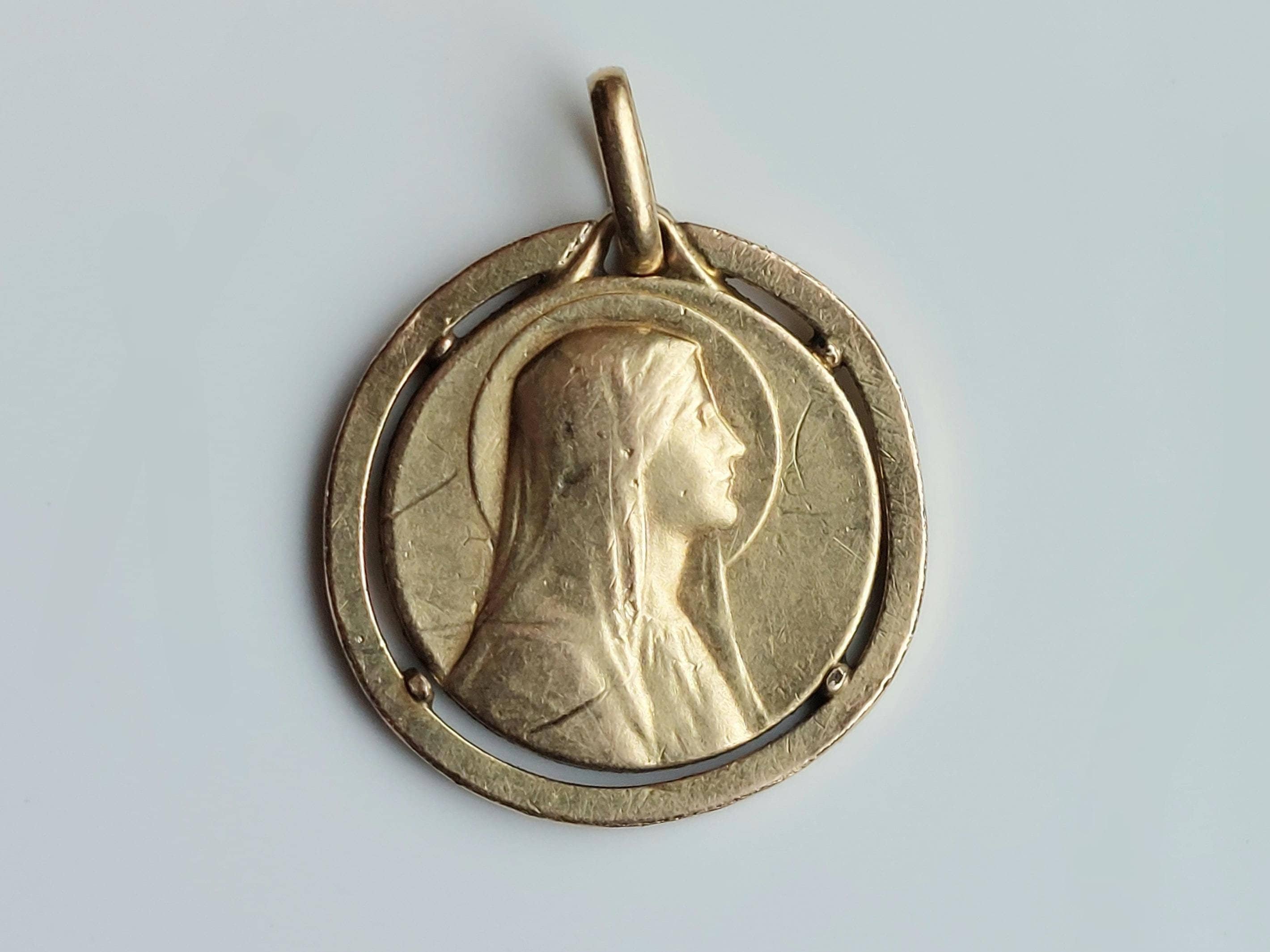 Pendentif Médaille Madone De Lourdes En Or Jaune 18 Carats - Neuf Avec étiquettes Fichera Preziosi - Idéal Baptême