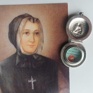 Reliquiario con ciondolo di Santa Maria Margherita d'Youville + immagine di preghiera d'epoca: monaca grigia/patrona canadese delle vedove/reliquia di cera per matrimoni difficili
