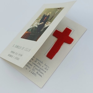 Cartão de oração da cruz da relíquia de St Camille: relíquia de tecido de feltro vermelho Camillus de Lellis - presente para profissionais de saúde e hospitais, doentes ou enfermos