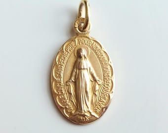 Colgante antiguo chapado en oro con la Medalla Milagrosa y un bonito diseño de borde festoneado. Amuleto católico francés ovalado antiguo de Nuestra Señora de la Gracia.