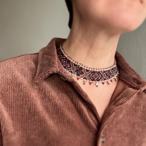 Delikat pärlhalsband • Brunbeigelila Sylianka • Slaviskt germanskt halsband • Guldfärgade droppar • Justerbart knytband eller spänne