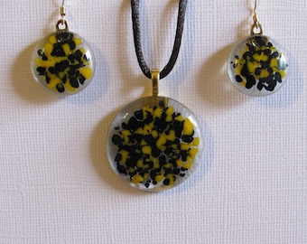 Navy blue and yellow gold patterned glass pendant and earrings