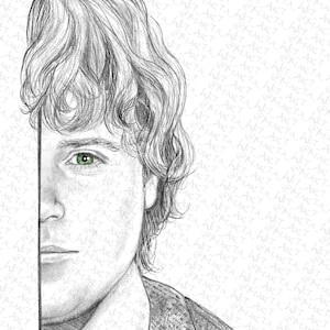 Op de afbeelding: Een zwart-wit potloodtekening van een gezicht. De persoon heeft kort, golvend haar en kijkt naar links. De tekening is geknipt op schouderhoogte.