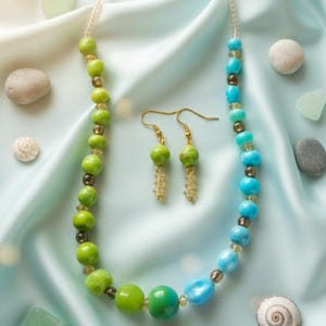 REBAJAS, Conjunto de collares del estado de Bluegrass, collar azul y verde, regalos para ella, collar llamativo, aretes pequeños, ombré, joyería con cuentas imagen 1
