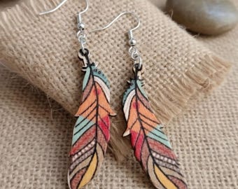 Pendientes de plumas de madera de colores, regalos para ella, joyería de moda, joyería de madera, pendientes bohemios, pendientes nativos, regalos de plumas