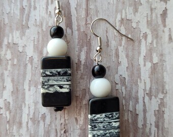 Pendientes en blanco y negro, pendientes llamativos informales, regalos para ella, pendientes colgantes con cuentas únicos, pendientes hechos a mano, pendientes geométricos bohemios
