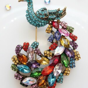 Oiseau coloré, broche fantaisie paon arc-en-ciel, cadeaux pour elle, belles broches tendance, grande broche en cristal, épingle pour vêtements, bijoux oiseau