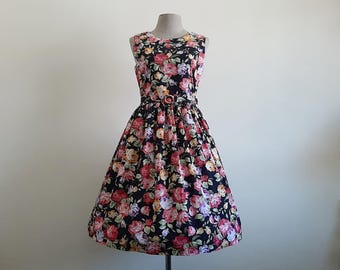 Robe en coton à fleurs noire sans manches imprimé roses longueur genou rockabilly rétro avec ceinture Petit