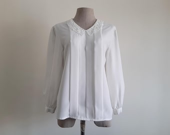 Blusa blanca plisada vintage de los 80, cuello de encaje, manga larga abullonada, poliéster, estilo romántico, talla XS.