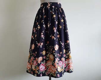 Vintage svart blommig midikjol rosmönster bomull hög midja rynkad liten midja 67 cm