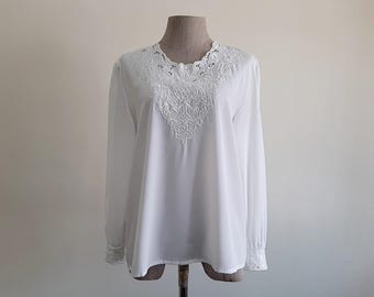 Vintage 80-tals vit broderad blus med spetstopp, lång puffärm, knappar baktill, viktoriansk, medium