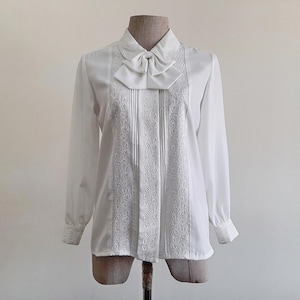 80s Vintage White Embroidered Blouse Bow Shirt Long Sleeve Hidden Button Collared Polyester XS