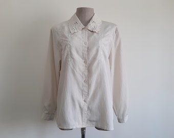 Vintage 80er Jahre beige bestickte Bluse mit Lochspitzenkragen, langen Ärmeln und Knopfleiste, Größe M