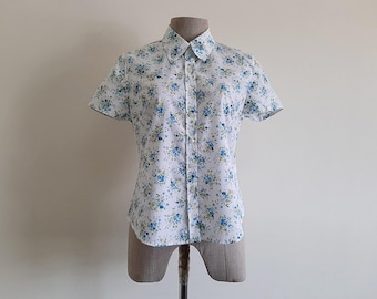 Koszula w stylu vintage w kolorze białym, niebieskim i kwiatowym, z krótkim rękawem, zapinana na guziki, z poliestru i bawełny, Cottagecore XS