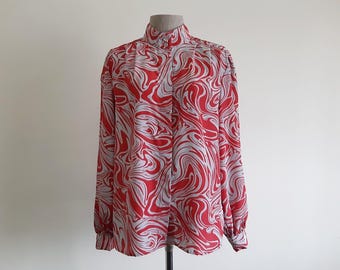 Vintage jaren 80 blouse met abstracte wervelprint, grijs/rood, hoge hals, lange mouwen, maat M