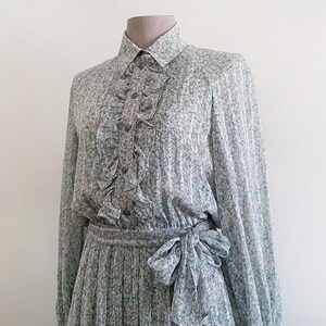 Vestido camisero de gasa con estampado floral verde vintage de los años 80, talla pequeña/para mujer, manga raglán larga, volantes, cuello abotonado, cintura elástica, blusa de verano S