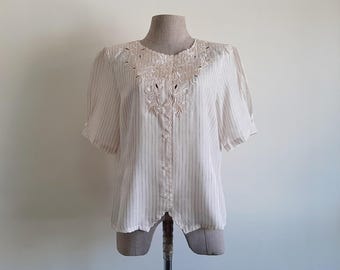 Vintage 80er Jahre Bluse, cremefarben gestreift, bestickte Spitze, Kurzarm, Knopfleiste, Cottagecore, Größe M