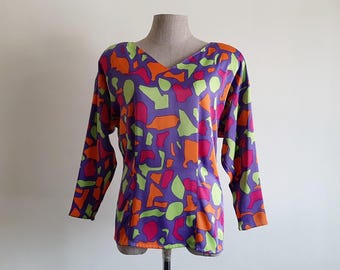 Blusa vintage de los 80 con estampado abstracto, top multicolor de manga larga con cuello en V y botones en la espalda, talla M.