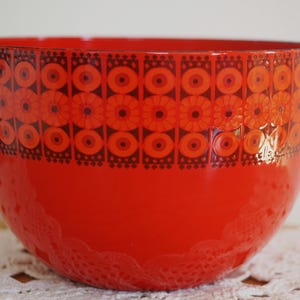 Puede incluir: Un juego de tres tazas de cerámica con un acabado mate moteado. Las tazas son de color crema, gris claro y gris oscuro. Cada taza tiene un diseño minimalista, ideal para café o té.