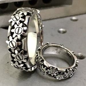 Endless Motion - Rotating cogs in a moving gear mechanism for fidgeting or anxiety relief.
