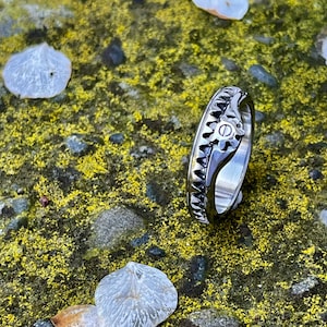 Acoplamiento de movimiento. Delicado sistema de cremallera y piñón de titanio mecanizado con diseño de anillo de compromiso. Un anillo cinético antiestrés o una delicia para ingenieros.