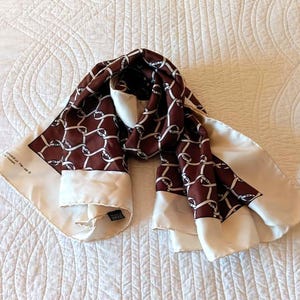 ROBERTA Di CAMERINO 70&#39;s silk scarf. Pure silk. Brown and white. Italian design. Iconic pattern. Made in Italy. Excellent vintage condition.