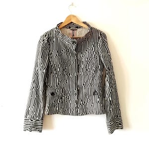 MAX MARA Chaqueta corta de algodón. Geométrico con flores. En blanco y negro. Bolsillos. Manga larga. Talla S M, fabricado en Italia, excelente estado.