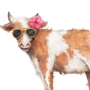 Puede incluir: Una vaca marr&oacute;n y blanca con una flor rosa en la cabeza y gafas de sol amarillas.