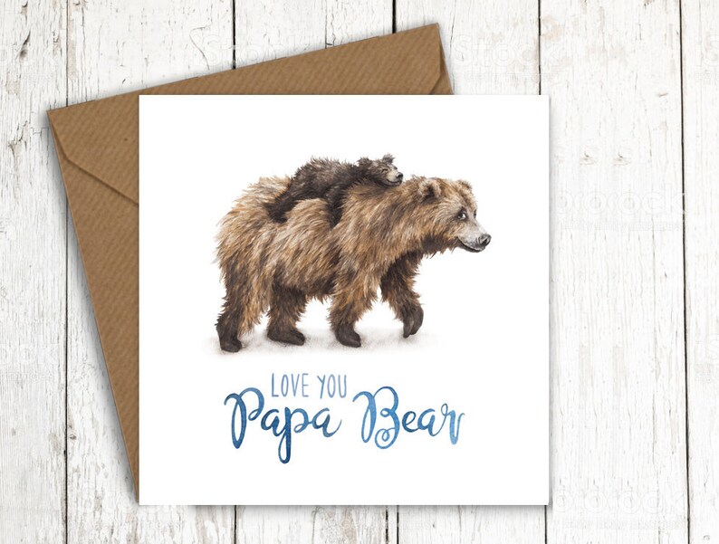 Peut inclure: Une carte blanche avec une illustration aquarelle d'un ours brun avec un petit ourson brun mont&eacute; sur son dos. Le texte "Love you Papa Bear" est &eacute;crit en bleu sous les ours.