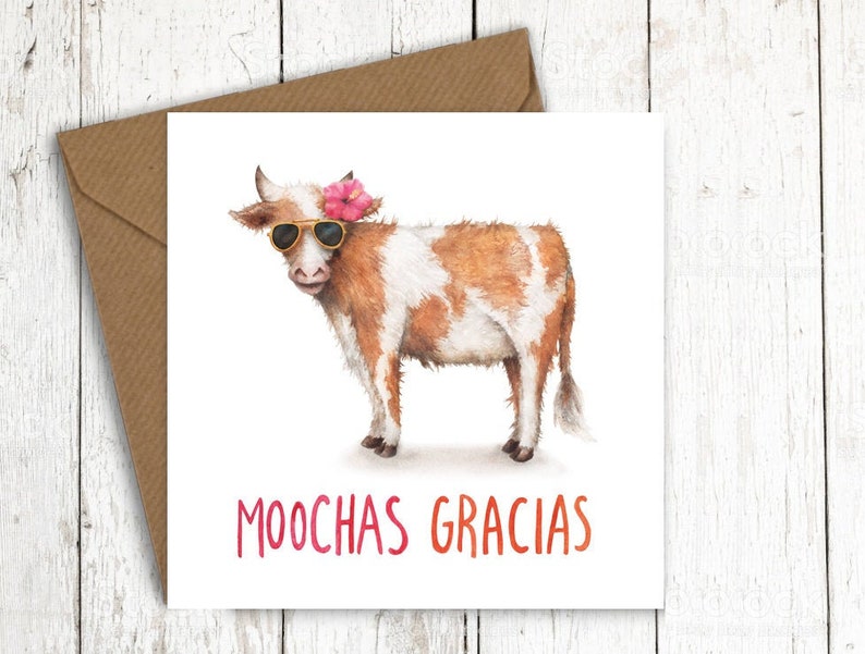 Puede incluir: Una vaca blanca y marr&oacute;n con gafas de sol rosas y una flor rosa en la cabeza. La vaca est&aacute; de pie sobre un fondo blanco. El texto "Moochas Gracias" est&aacute; escrito en rojo y rosa debajo de la vaca.