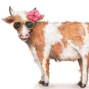 Puede incluir: Una vaca marr&oacute;n y blanca con una flor rosa detr&aacute;s de la oreja y gafas de sol doradas. La vaca est&aacute; de pie sobre un fondo blanco.
