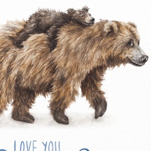Peut inclure: Une illustration aquarelle d'un ours brun avec un petit ourson brun sur son dos. Les ours marchent vers la droite. L'arri&egrave;re-plan est blanc.