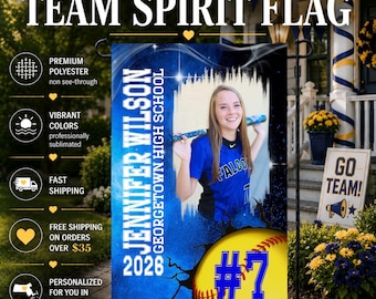 Könnte beinhalten: Eine personalisierte Teamgeist-Flagge mit blauem Hintergrund und einem Foto einer Softballspielerin im blauen Trikot. Der Text lautet JENNIFER WILSON GEORGETOWN HIGH SCHOOL 2026 und #7. Eine gelbe Softball-Grafik befindet sich unten rechts.