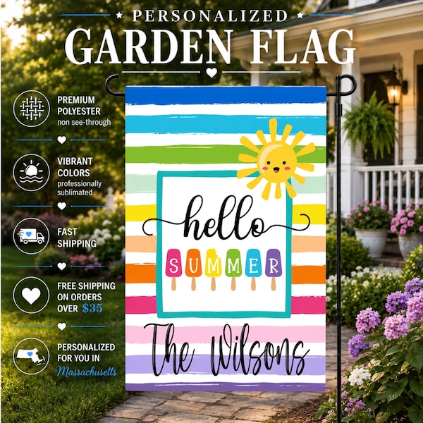 Pode incluir: Uma bandeira de jardim retangular com listras horizontais em azul, verde, amarelo, laranja, rosa e roxo. O centro exibe um ícone de sol amarelo, o texto hello SUMMER com gráficos de picolés coloridos e o texto personalizado The Wilsons.