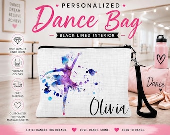 Op de afbeelding: Witte gepersonaliseerde danstas met een zwarte rits en polsband. De tas heeft een aquarel ballerina ontwerp in blauw en paars, met de naam "Olivia" in zwart schrift. Een roze waterfles en een roze danstas zijn ook zichtbaar.