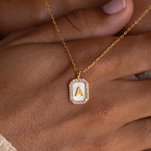 Pave-parelketting met initialen • Aangepaste diamanten hangerketting • Gouden letterketting • Parelmoer sieraden • Cadeau voor haar • NM165F53B