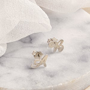 Boucles d'oreilles initiales en argent sterling • Boucles d'oreilles lettres délicates • Puces d'oreilles initiales personnalisées • Cadeau personnalisé pour une nouvelle maman • CH10F60