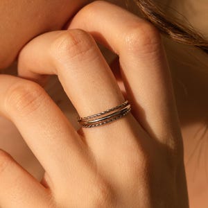 Conjunto de anillos apilables: Anillo trenzado, anillo midi, anillo con forro • Delicados anillos de oro y plata • Joyería minimalista • Regalo de cumpleaños para ella • RR070