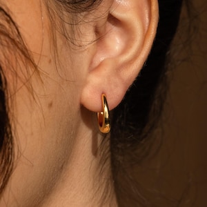 Oval Hoop Earrings • Chunky Gold Hoop Earrings • Minimalist Hinge Back Earrings for Everyday Wear • Statement Jewelry • Sister Gift • ER150