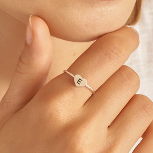 Anel de coração com inicial personalizada • Anel de letra personalizado • Anéis empilháveis delicados personalizados • Anel de coração pequeno • Presente de aniversário para ela • RM30F53