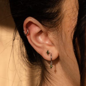 Juego de 3 pendientes de peridoto: delicados pendientes de aro, pendientes colgantes y pendientes de botón con piedras preciosas • Conjunto de joyas de plata • Regalo para ella • ER383
