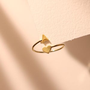 Personalisierter Herzring mit Initialen • Ring mit individueller Buchstabenumwicklung • Zarter Herzring • Feiner Verlobungsring • Geburtstagsgeschenk für Sie • RM62F77